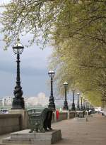 Die Uferpromenade an der Themse in London.