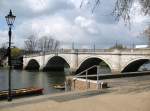 Richmond - nur zwanzig Kilometer von London entfernt - vermittelt mit seinen Brücken und der Uferpromenade an der Themse ein kleinstädtisches Flair.
