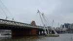 Die Eisenbahnbrcke  Hungerford Bridge   bildet die Hauptzufahrt zum Kopfbahnhof Charing Cross.