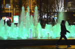 Abendaufnahme vom Springbrunnen in den Piccadilly Gardens in Manchester City Centre - England.