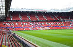 Die Westtribne des Fuballstadions Old Trafford in Manchester.