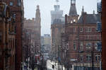 Blick in die Whitworth Street von Manchester Picadilly Station aus gesehen.