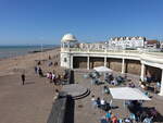 Bexhill-on-Sea, Cafe The Colonnade mit Pavilion an der Central Parade (04.09.2023)