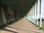 Brighton Beach Promenade - bei schlechem Wetter kann man teilweise sogar berdacht laufen.