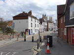 Canterbury, Gebude in der Orange Street mit Trmen der Kathedrale (02.09.2023)