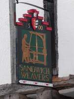 Ein historisches Schild des  Sandwich Weavers  Hauses in der Altstadt von Sandwich in Kent im S�den Englands.