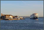 Am 24.04.2026 passiert die F�hre  Victoria of Wight  Old Portsmouth im Abendlicht.