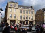 Gleich neben der Kathedrale und den Roman Baths befindet sich die Touristeninfo