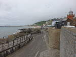 Lyme Regis, Hafenmauer The Cobb an der Marine Parade (13.05.2024)