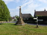 Steinkreuz und Huser in der Thorney Road in Muchelney (12.05.2024)