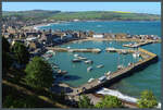Blick von der Steilkste auf den Hafen von Stonehaven und die angrenzende Altstadt.