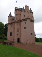 Craigievar Castle, erbaut von 1610 bis 1626 durch John Bell fr den Kaufmann William Forbes, 5 stckiger Wohnturm (07.07.2015)