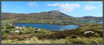Blick von Westen auf Castlebay mit der Burg Kisimul Castle ganz rechts und dem Heaval, dem hchsten Berg der Insel Barra, im Hintergrund.