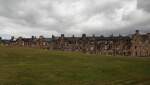 Eine f�r Schottland typische H�userzeile aus trditionellen Steingeb�uden, sogenannten Tenements, in Edinburgh am 30.07.26.