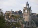 Der Turm des Balmoral Hotels am 21.10.2010, in Hintergrund Edinburgh Castle