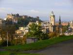 Edinburgh, Caste von Calton Hill aus gesehen am 21.10.2010, rechts das berhmte Balmoral-Hotel und direkt daneben das Scott Monument.