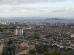 Edinburgh am 21.10.2010, Blick vom Calton Hill auf den Firth Of Forth zwischen Portobello und Leith Docks.