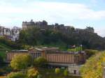 Edinburgh am 21.10.2010, vorne im Bild die 'National Gallery' in den 'East Princes Street Gardens' und im Hintergrund die Burg.