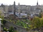 Edinburgh am 19.10.2010, Blick auf die Altstadt, in der Mitte die 'North Bridge' die ber den Bahnhof fhrt und im Vordergrund der Friedhof 'Calton Old Burial Ground' 