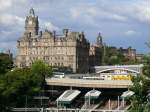 Edinburgh am 22.07.2009, Bahnhof und 'Balmoral Hotel'