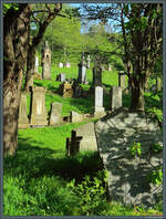 Historische Grabsteine in der Necropolis von Glasgow.