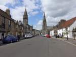 Falkland, Huser in der High Street mit Kirche (09.07.2015)