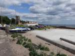 Kirkcaldy, malerische alte Huschen und alter Kirchturm am Hafen (09.07.2015)