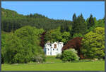 Ein schlossartiges Anwesen steht nrdlich von Pitlochry am Waldrand.