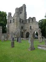 Kelso Abbey, die lteste und reichste Abtei des Grenzlandes ist eine Grndung von Knig David I., erbaut ab 1128, erhalten ist die Westfassade und Reste des Hauptschiffes (10.07.2015)