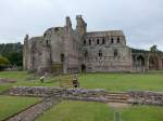 Melrose Abbey, gegrndet 1136 von Knig David I., zerstrt 1545, erhalten sind der Chor und die beiden Querschiffe (10.07.2015)