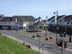 Caerphilly, Pavillon und Huser in der Market Street (27.04.2025)