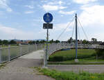 Breisach-Hochstetten, die Rad-und Fußwegbrücke überquert die Bundesstraße B31, Juni 2021
