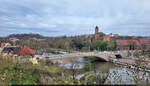 Ein Aussichtspunkt an der Bergschenke ermglicht das klassische Postkarten-Motiv von Halle (Saale) mit der Oberburg Giebichenstein und der Krllwitzer Brcke, die von Kuh und Pferd