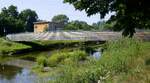 Donaueschingen, die Brcke ber die Breg fhrt in den Schlopark, Aug.2025