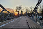 Dem Sonnenuntergang entgegen: Radfahrer und Fugnger auf der Peinitzbrcke in Halle (Saale) knnen die Saale an diesem spten Nachmittag stimmungsvoll berqueren.