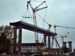 ein weiteres Brckenelement zur neuen Rgenbrcke vor dem Rgendammbahnhof Stralsund ist eingesetzt, 03.11.05