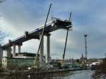 Arbeiten zur neuen Rügenbrücke, anbringen einer Rüstung für die schwierigsten Hebearbeiten, Stralsund am 26.11.05