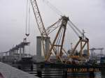 -es ist angerichtet-, TAKLIFT 7 ist bereit zum heben der schwersten Brückensektion, über 900 to, beim Bau der neuen Rügenbrücke Stralsund