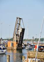 man könnte sie fast als Pedant zur weit aus größeren Ziegelgrabenbrücke bezeichnen, die Klappbrücke im Stralsunder Stadthafen zum Querkanal, 24.05.09