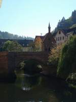 Calw im Schwarzwald, die Nikolausbrcke mit der Nikolauskapelle im Abendlicht, die Steinbrcke stammt aus der Zeit um 1400, hat zwei Bgen, einen Mittelpfeiler und berspannt mit 40m Lnge die Nagold,