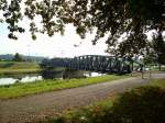 Riegel am Kaiserstuhl, die Stahlbogenbrcke ber den Leopoldskanal verbindet die Kaiserstuhlbahn mit der Bundesbahn, Okt.2007