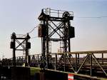 Hubbrcke ber die Einfahrt zum Rheinpreuen-Hafen in Duisburg-Homberg in der Abendsonne (19.