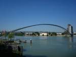 Weil am Rhein, Blick auf Hningen(Huningue) im Elsa und die lngste Fugngerbrcke der Welt, Juli 2010  