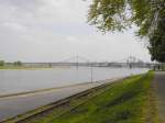 Krefeld-Uerdingen: Bei Stromkilometer 765 verbindet die Rheinbrcke fr Autos (B288 nach Duisburg-Mndelheim) und Fugnger den Linken Niederrhein (*rechts* im Bild) und das Ruhrgebiet.