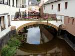 Brcke ohne Zugang spannt sich ber den Leukbach, und verbindet zwei Huser in Saarburg; 120826