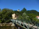 Waldkirch, die Fugngerbrcke ber das Flchen Elz, hoch oben die Ruine Kastelburg, Sept.2013