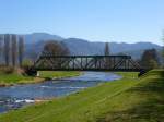 die Stahlfachwerkbrcke ber die Elz wird von der BSB (Breisgau S-Bahn) ins Elztal benutzt, im Hintergrund der Schwarzwald, Mrz 2014