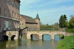 Denkmalgeschtzte Brcke ber den Wassergraben von Schlo Gracht in Erftstadt-Liblar - 02.04.2014