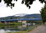 Lahnstein, die Lahn unmittelbar vor der Mndung in den Rhein mit der blauen Straenbrcke und der Eisenbahnbrcke dahinter, Sept.2014