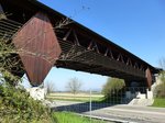 Emmendingen, Blick von unten auf die gedeckte Holzbrcke ber die B3, April 2016